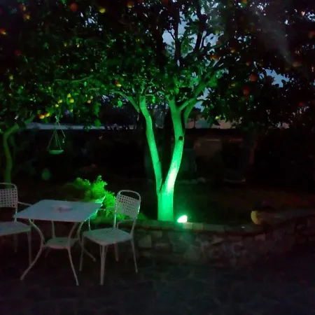 Casetta Minghitto Relaxing In Capri